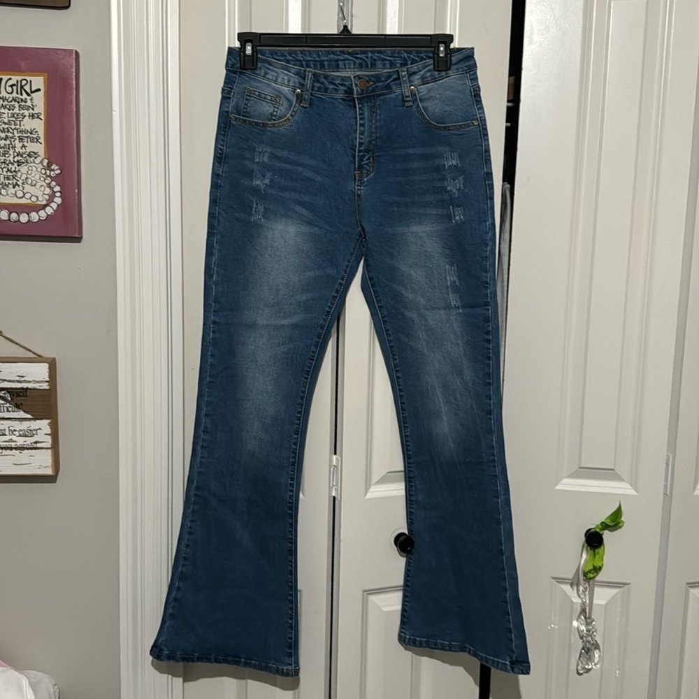 Bell bottom, flaring, wide boot covering super stretch boutique jeans! Sz Large